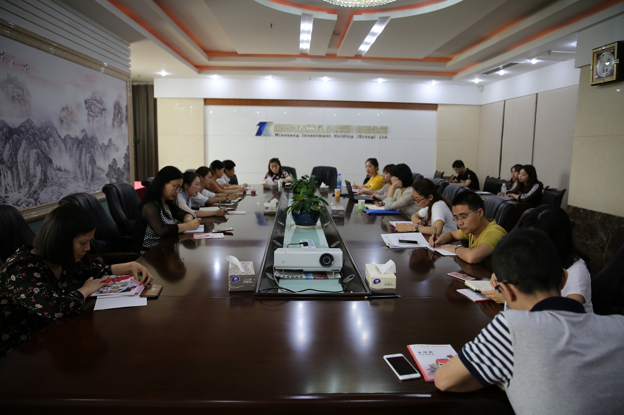 走進(jìn)檔案 強(qiáng)化培訓(xùn) 提升管理——綿投集團(tuán)組織召開(kāi)“國(guó)際檔案日”宣貫及業(yè)務(wù)培訓(xùn)會(huì)