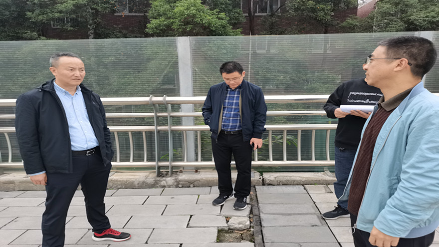 劍南路改造工程一期(九州大道至西山南路)現(xiàn)場(chǎng)檢查橋梁伸縮縫 劍南路改造工程一期(九州大道至西山南路)現(xiàn)場(chǎng)檢查橋梁伸縮縫