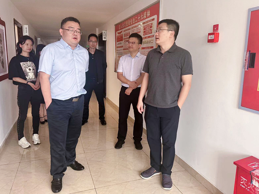 圖5：集團總會計師齊飛、副總經理馬江水督導辦公區(qū)域消防安全