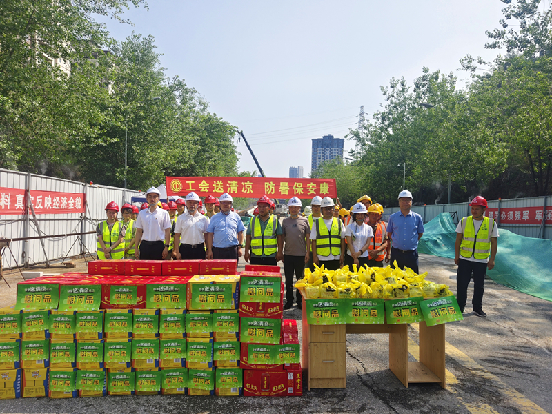 集團副總經(jīng)理倪丹慰問嘉來建工 集團副總經(jīng)理倪丹慰問嘉來建工